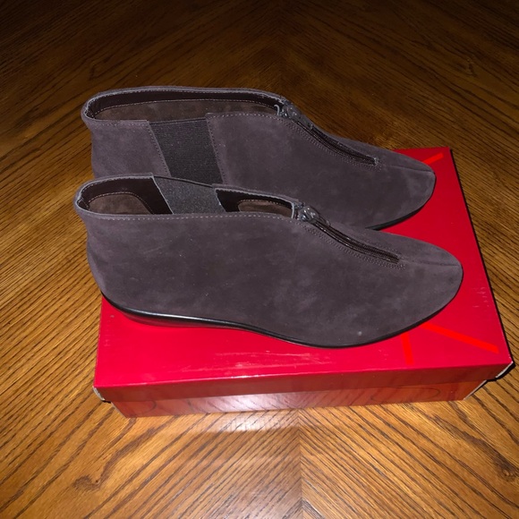 NEW-OUT OF THE BOX —Brown suede ankle boots. - Picture 4 of 8